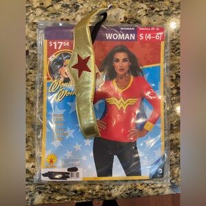 Women's Wonder Woman Tee w/ Cape - Size Small